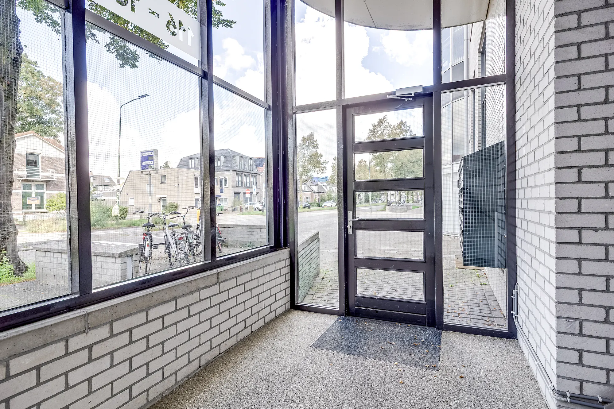 Antonlaan 120-A, Zeist, entrance with glazed front and door