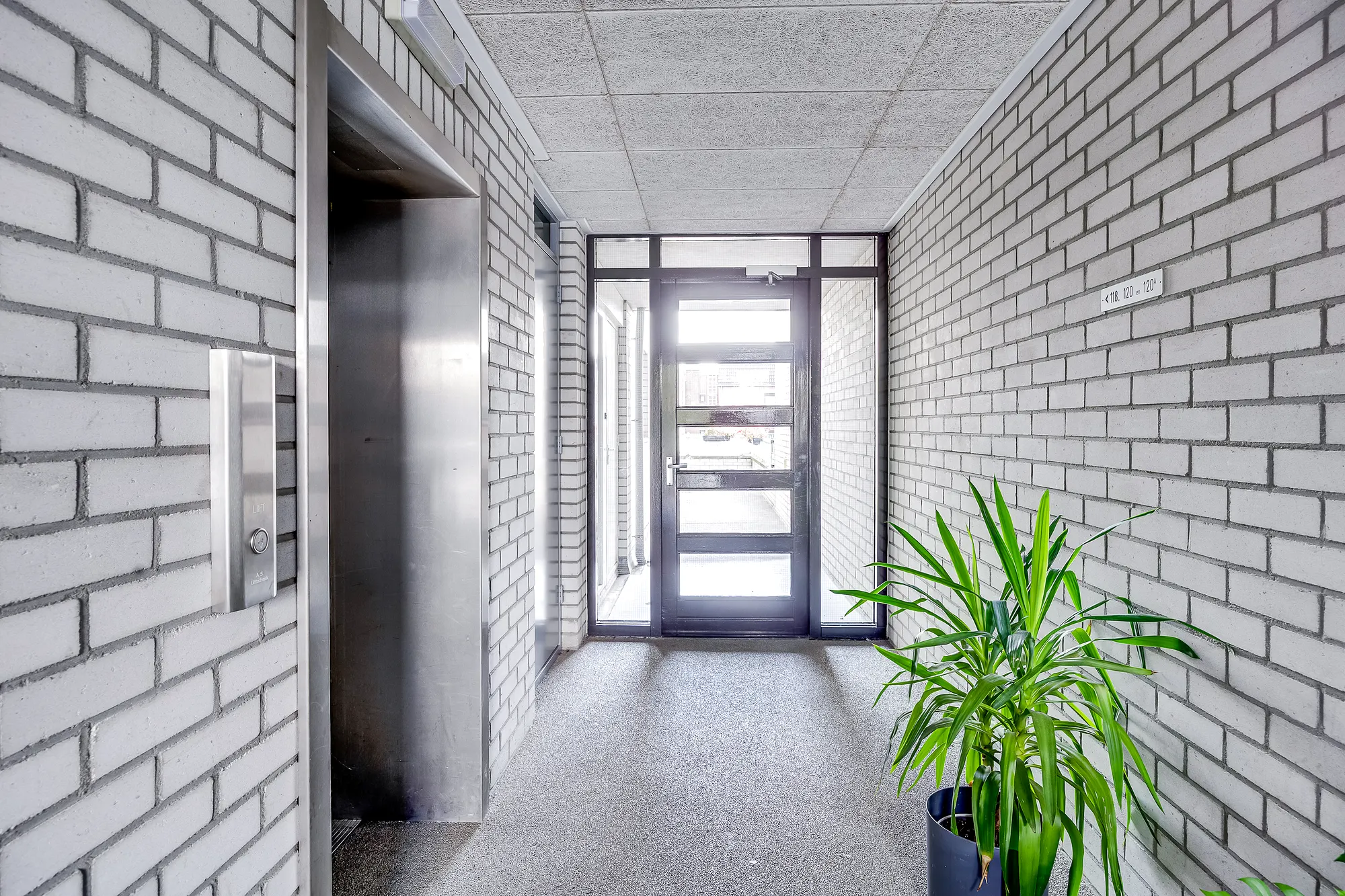 Antonlaan 120-A, Zeist, entrance hall with staircase