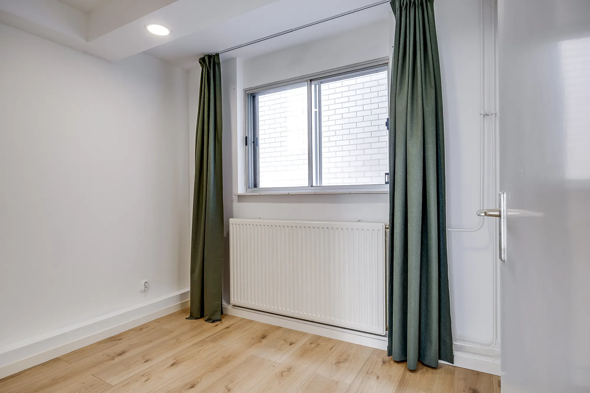 Antonlaan 120-A, Zeist, bedroom with window and green curtains