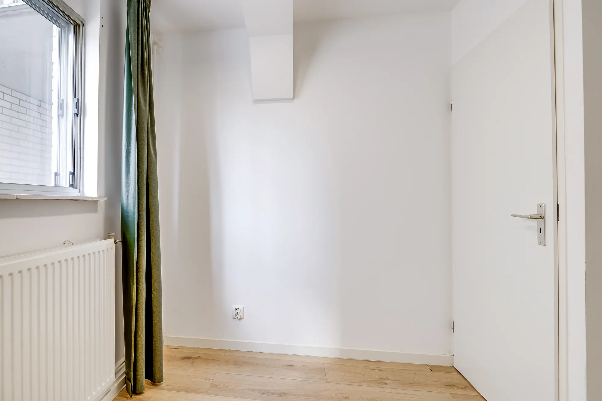 Antonlaan 120-A, Zeist, bedroom with window and radiator