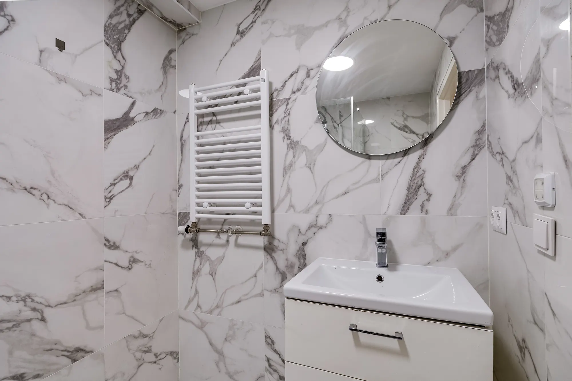 Antonlaan 120-A, Zeist, bathroom with vanity unit, round mirror and towel radiator