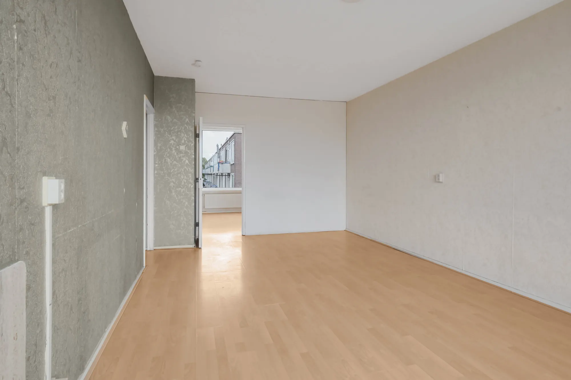 Tholenstraat 114, Rotterdam — living room, corner with door to the hallway