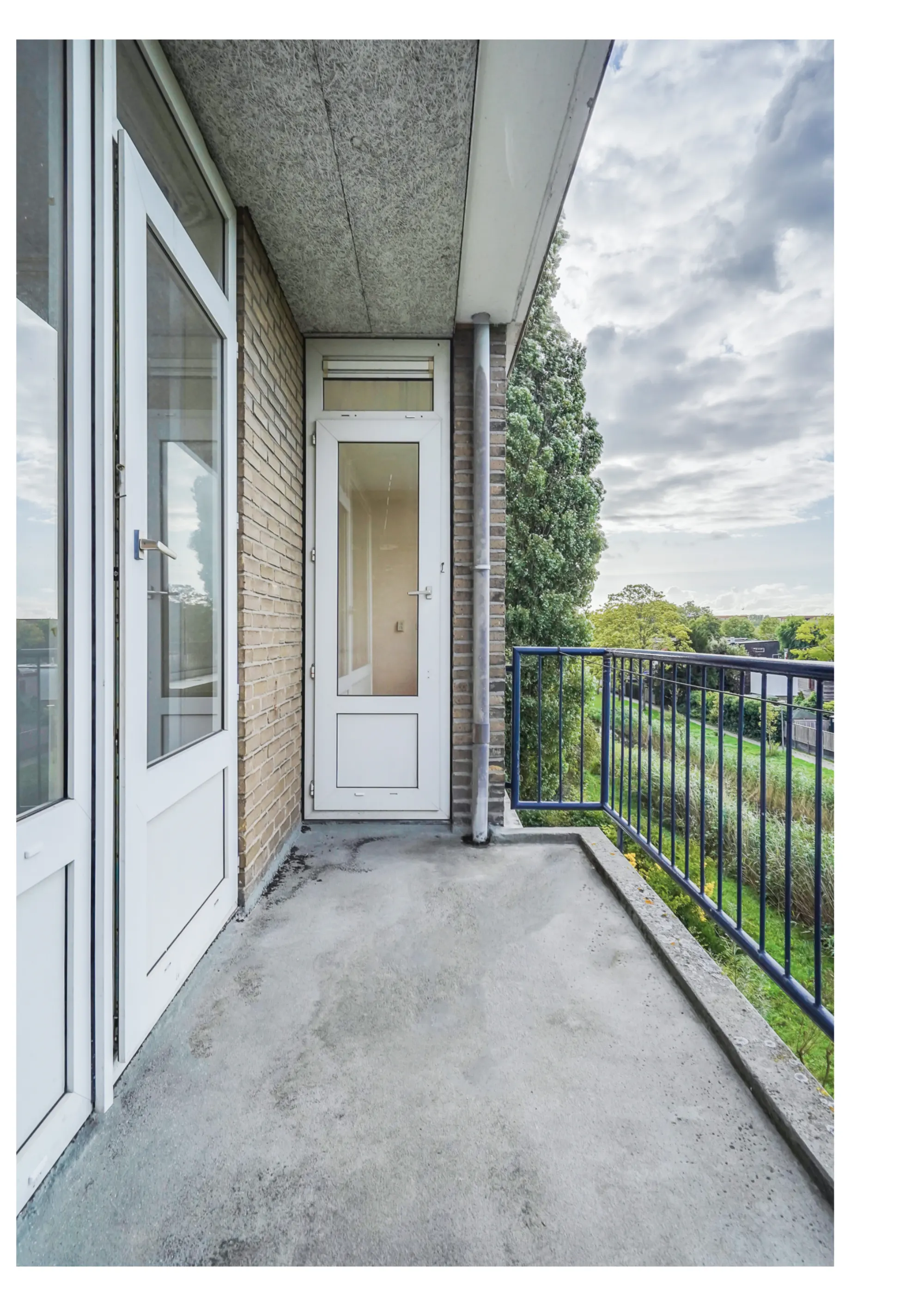 Tholenstraat 114, Rotterdam — front balcony with French doors and view