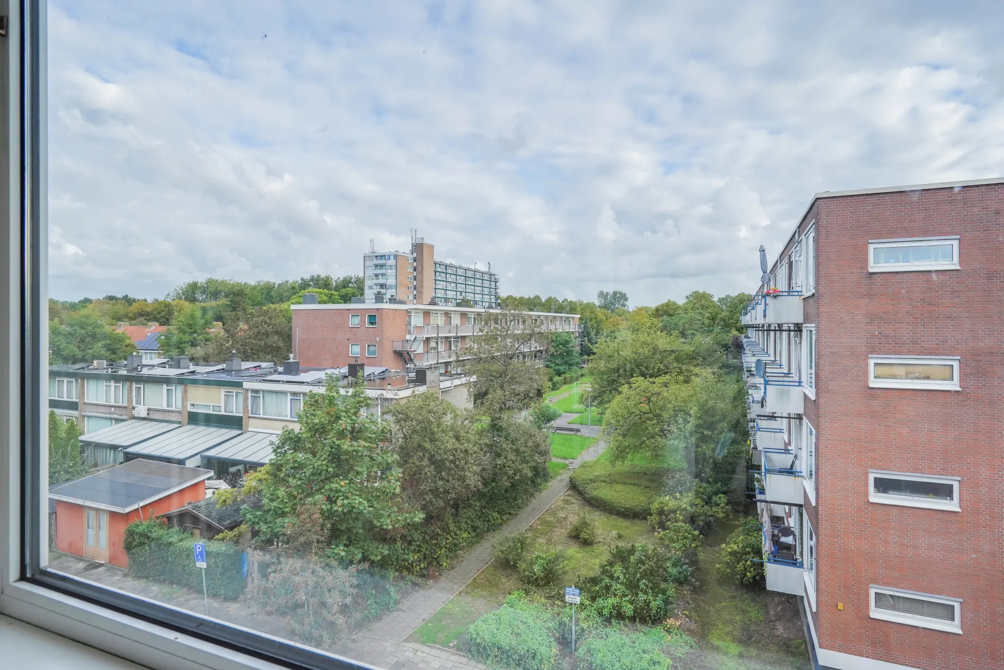Tholenstraat 114, Rotterdam — view from the apartment over the greenery