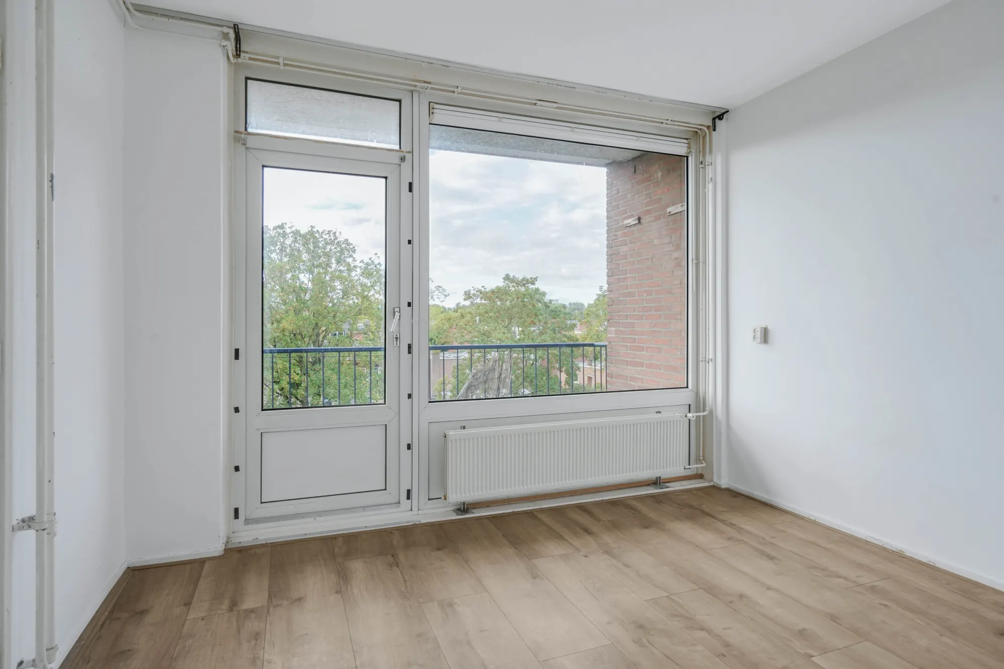Tholenstraat 114, Rotterdam — bedroom with balcony door and radiator