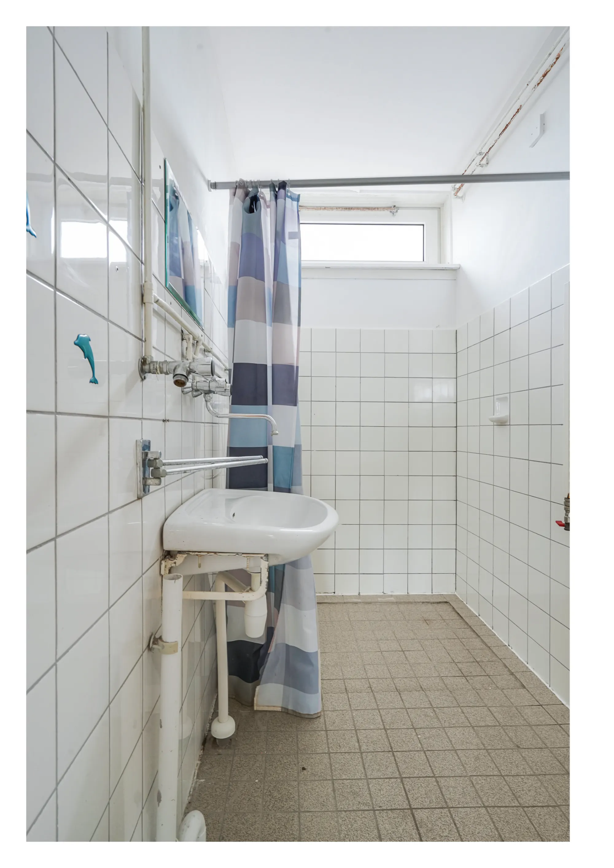 Tholenstraat 114, Rotterdam — bathroom, sink and shower area