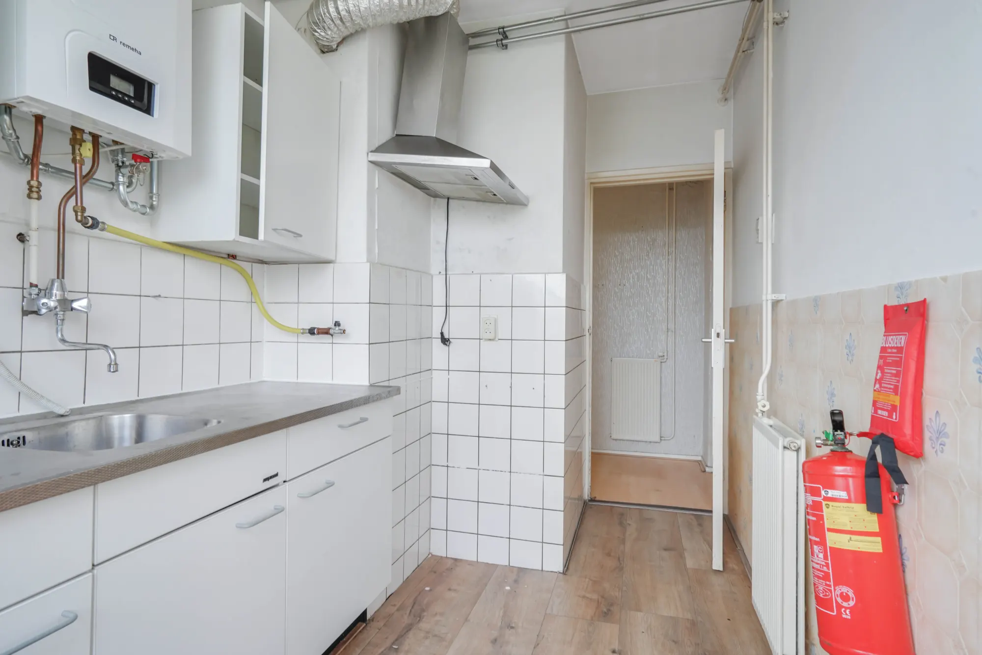 Tholenstraat 114, Rotterdam — kitchen with tiled walls