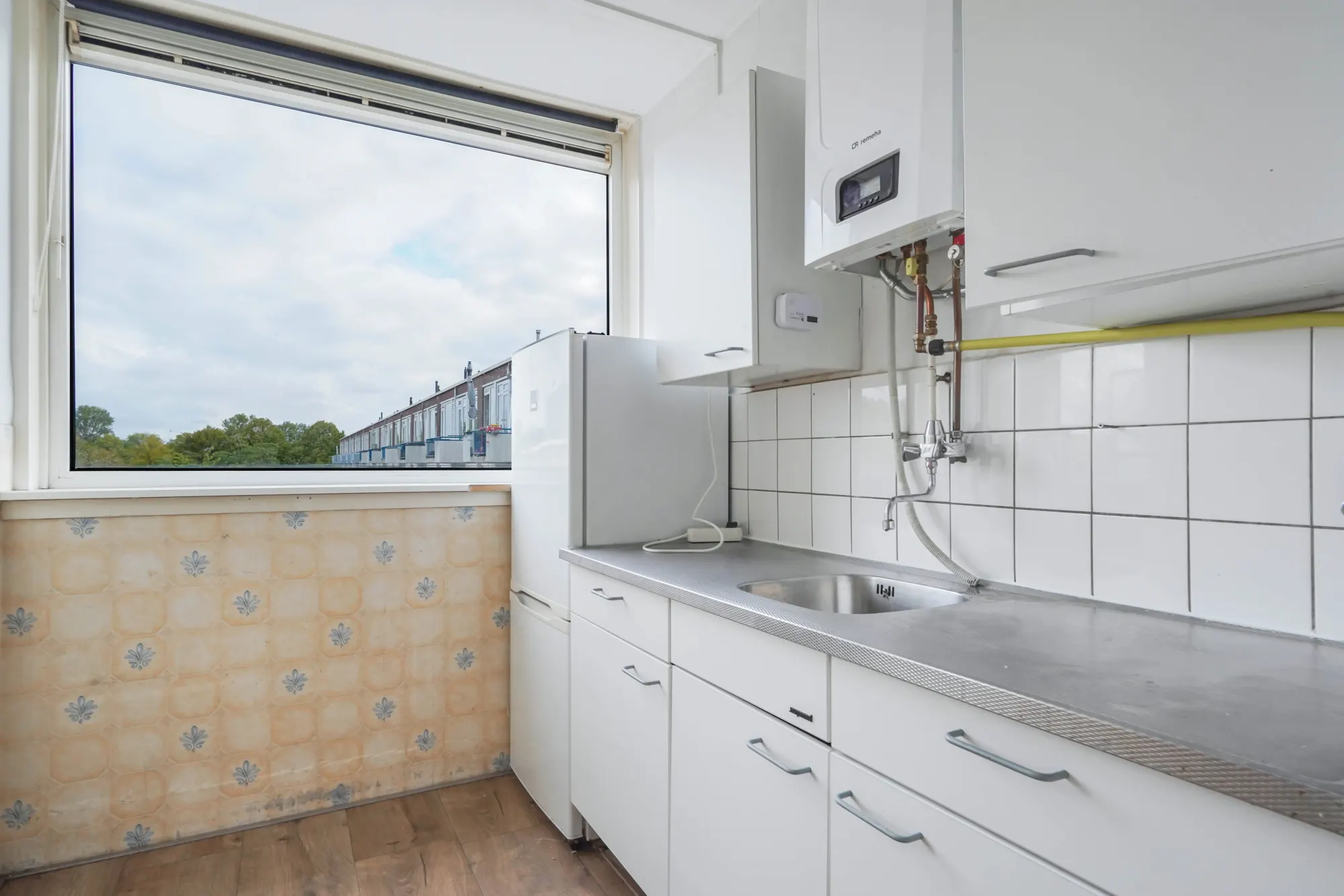 Tholenstraat 114, Rotterdam — kitchen by the window with sink