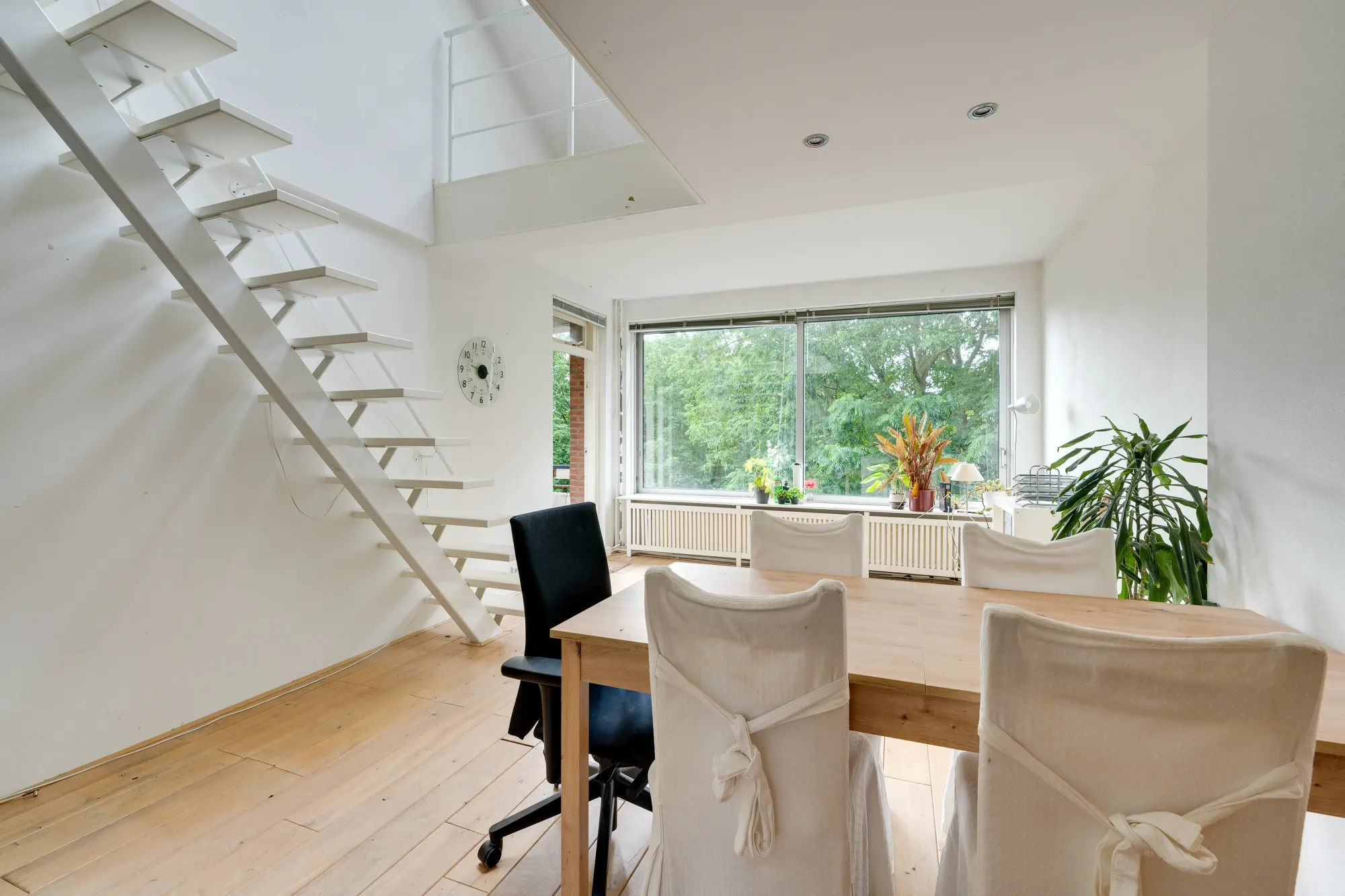 Zeelandstraat 34 III, Amsterdam — eetkamer met werkplek