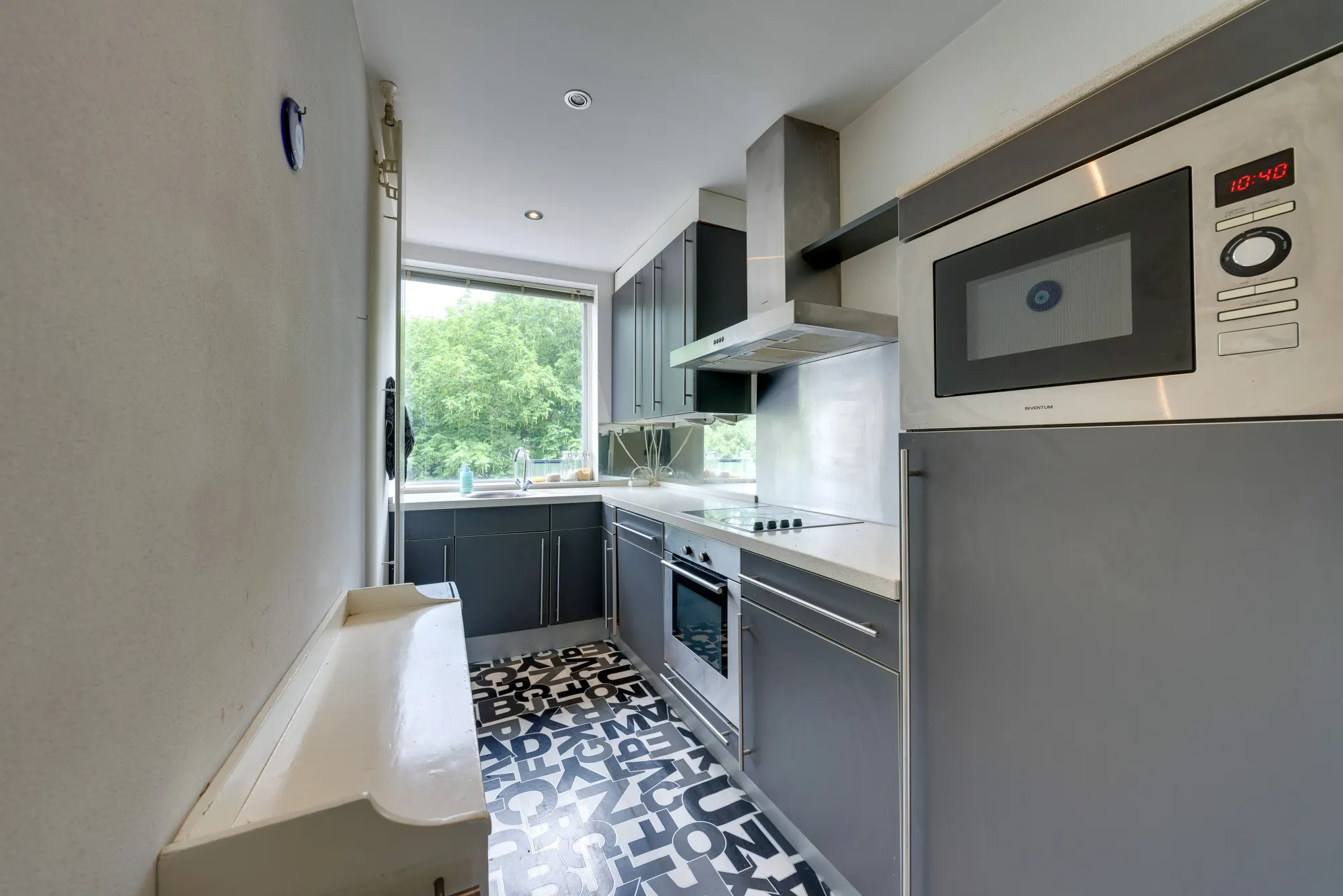 Zeelandstraat 34 III, Amsterdam — keuken met inbouwapparatuur