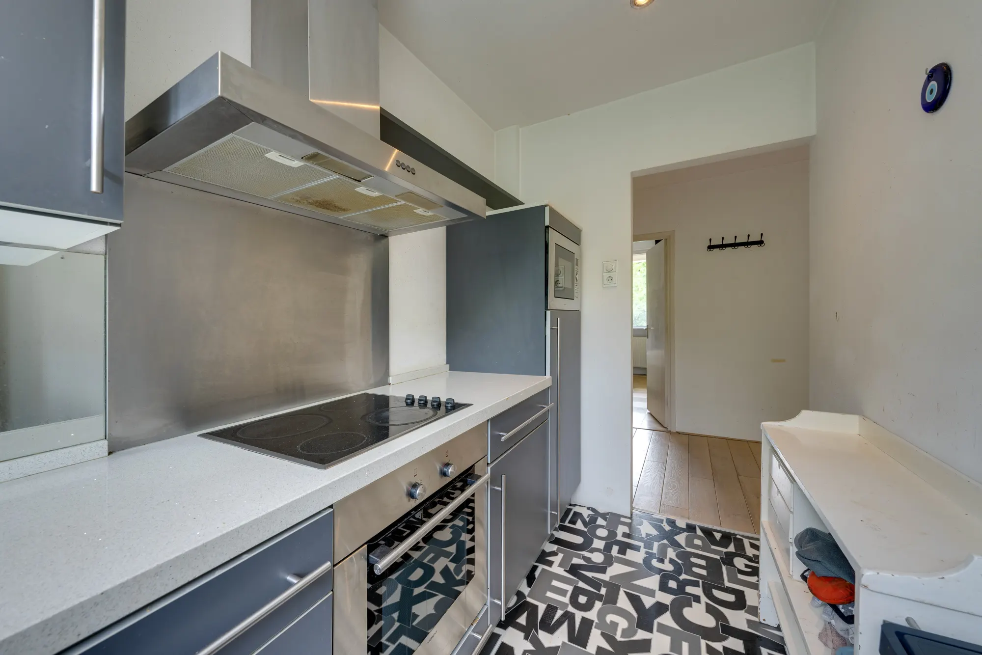 Zeelandstraat 34 III, Amsterdam — keuken met doorkijk naar de hal