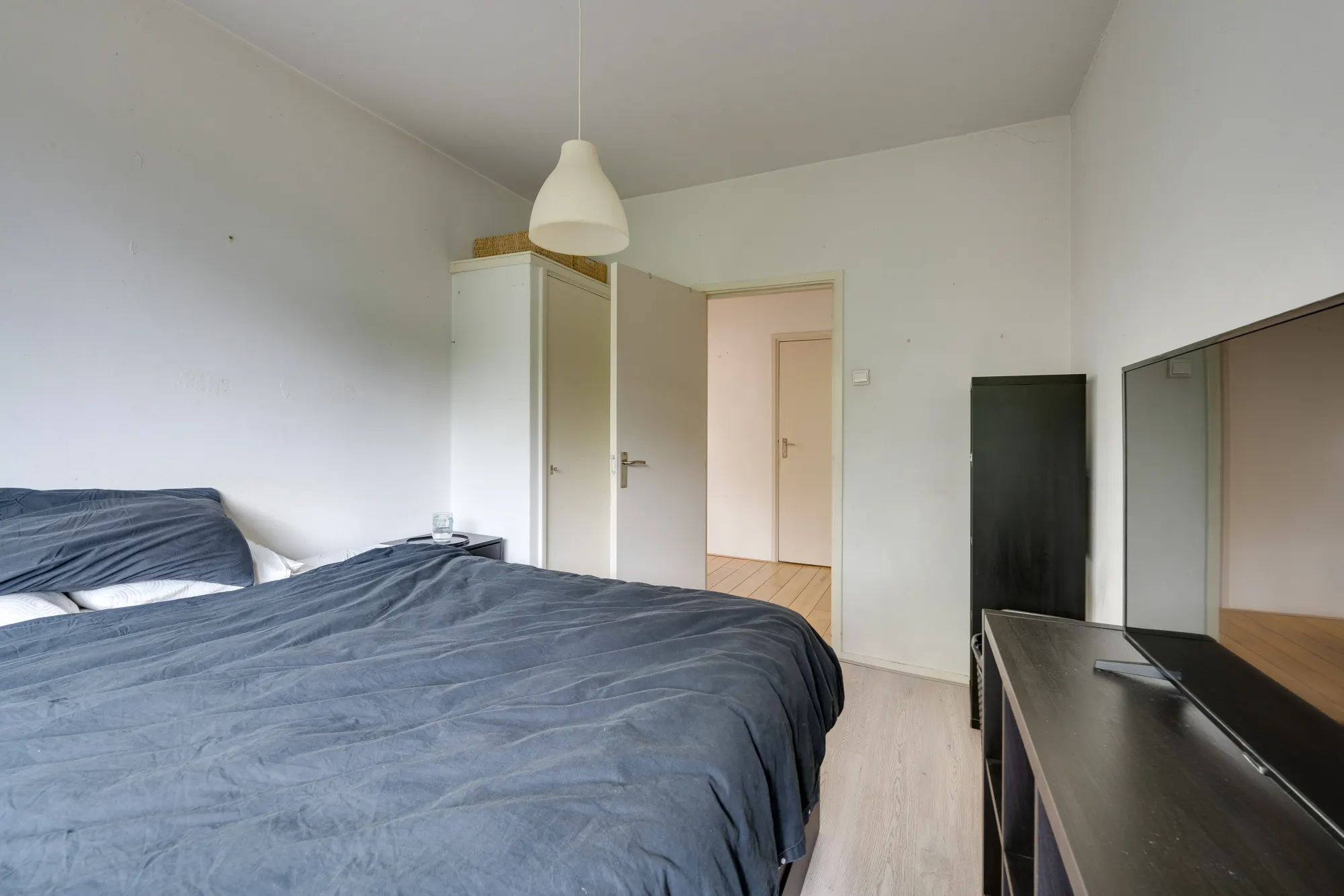 Zeelandstraat 34 III, Amsterdam — hoofdslaapkamer met inbouwkast