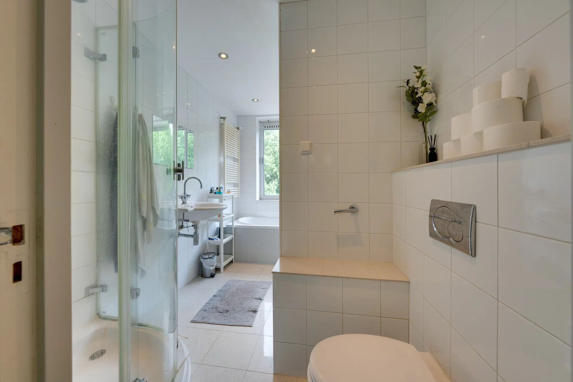 Zeelandstraat 34 III, Amsterdam — badkamer met douche en ligbad